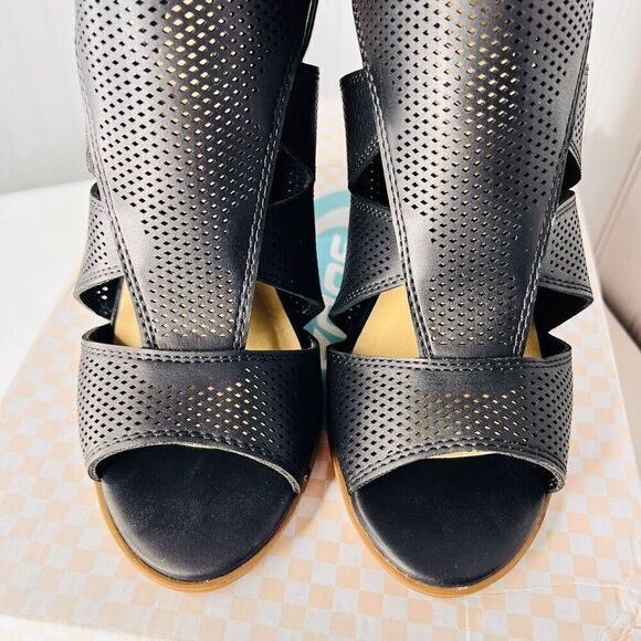 SODA ARYA-S Sz 8.5 Lace Up Heels Black Faux Wood Heels EUC - Picture 7 of 13